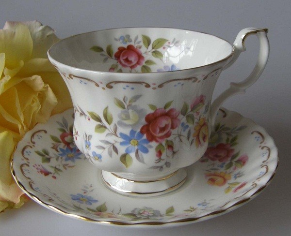 Royal Albert Jubilee Rose Kaffeetasse mit Untertasse