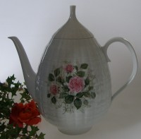 Hutschenreuther Poesie Rosendekor Kaffeekanne für 6 Pers. 1,30 l Hutschenreuther Poesie Rosendekor Kaffeekanne für 6 Pers. 1,30 l